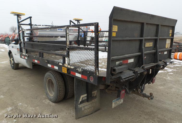 image for item DD0729 2004 Ford F350 Super Duty flatbed pickup truck