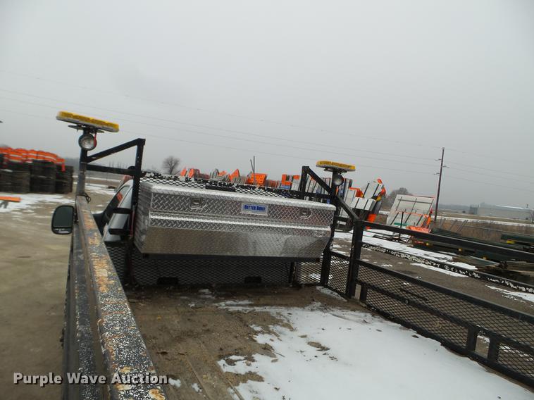 image for item DD0729 2004 Ford F350 Super Duty flatbed pickup truck