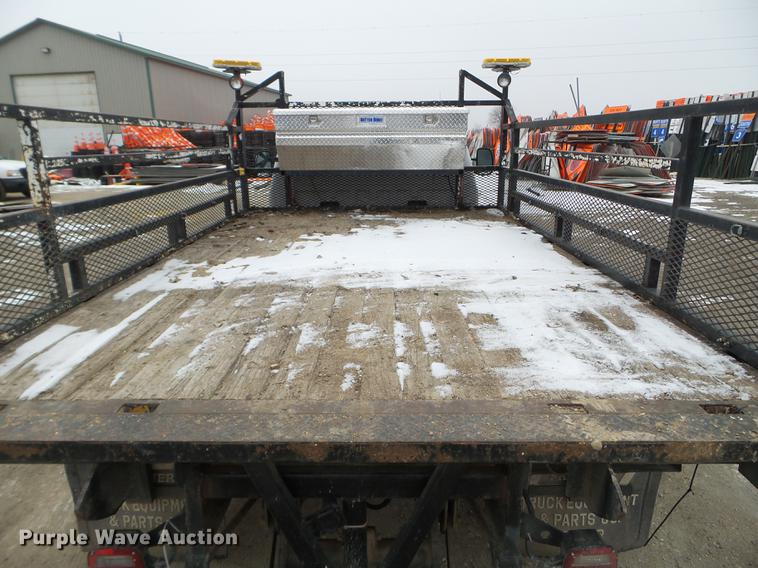 image for item DD0729 2004 Ford F350 Super Duty flatbed pickup truck