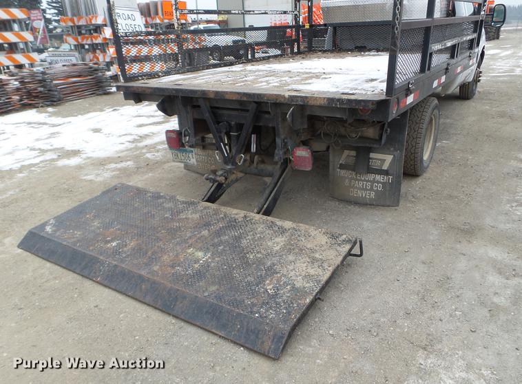 image for item DD0729 2004 Ford F350 Super Duty flatbed pickup truck