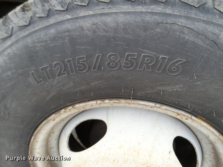 image for item DD0729 2004 Ford F350 Super Duty flatbed pickup truck