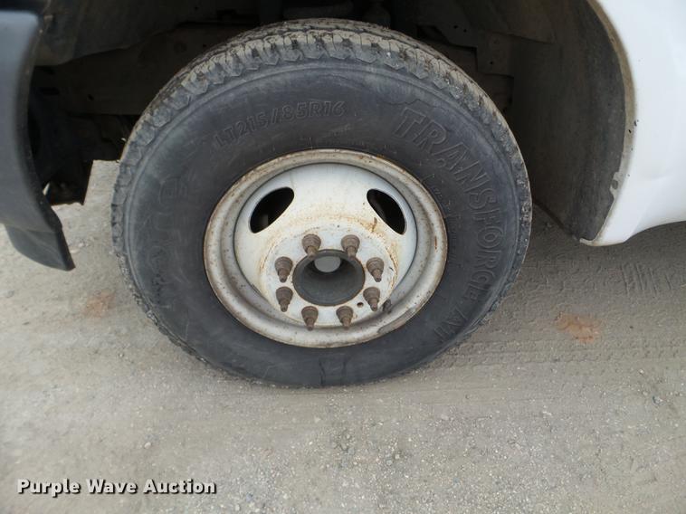 image for item DD0729 2004 Ford F350 Super Duty flatbed pickup truck