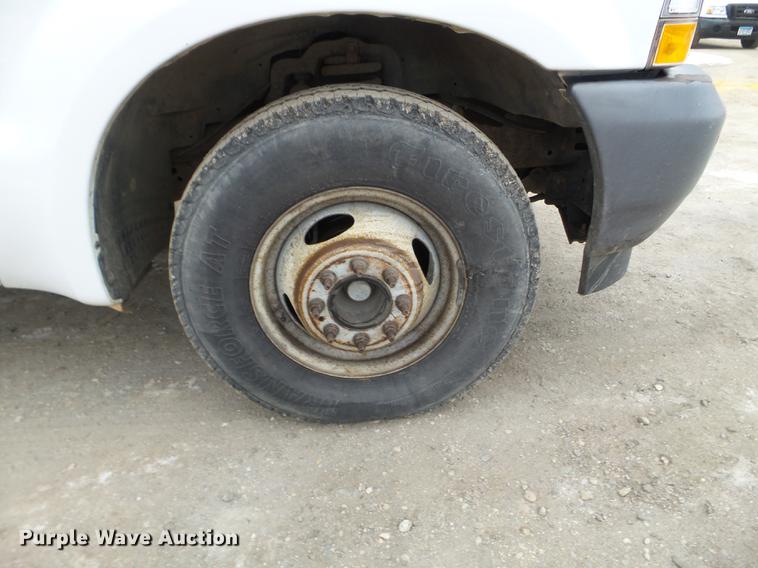 image for item DD0729 2004 Ford F350 Super Duty flatbed pickup truck