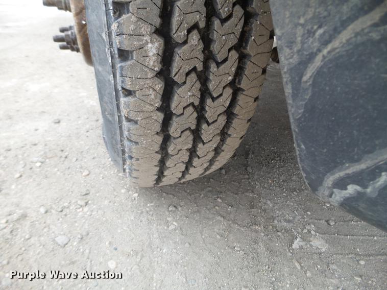 image for item DD0729 2004 Ford F350 Super Duty flatbed pickup truck