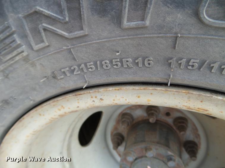 image for item DD0729 2004 Ford F350 Super Duty flatbed pickup truck