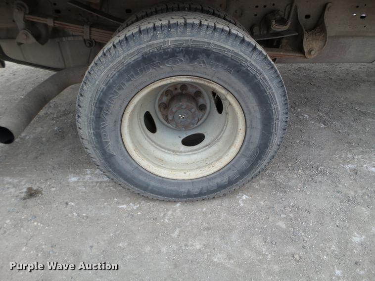 image for item DD0729 2004 Ford F350 Super Duty flatbed pickup truck