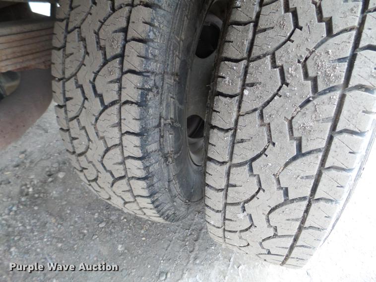 image for item DD0729 2004 Ford F350 Super Duty flatbed pickup truck