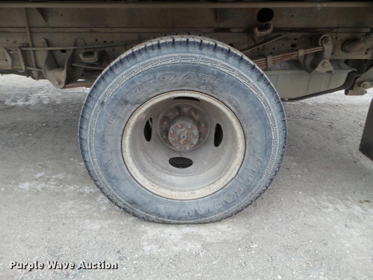 image for item DD0729 2004 Ford F350 Super Duty flatbed pickup truck