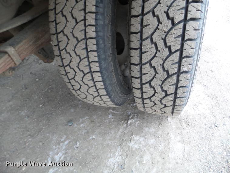 image for item DD0729 2004 Ford F350 Super Duty flatbed pickup truck