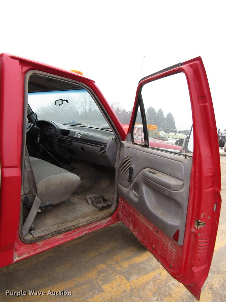 image for item DD0738 1997 Ford F350 flatbed pickup truck