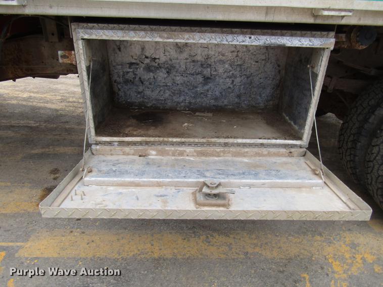 image for item DD0738 1997 Ford F350 flatbed pickup truck