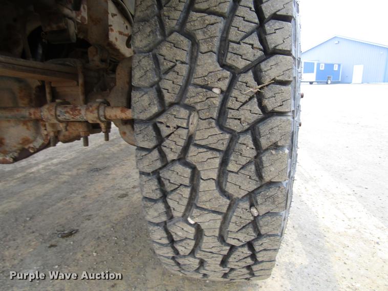 image for item DD0738 1997 Ford F350 flatbed pickup truck