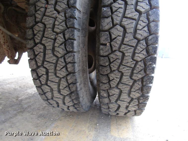 image for item DD0738 1997 Ford F350 flatbed pickup truck