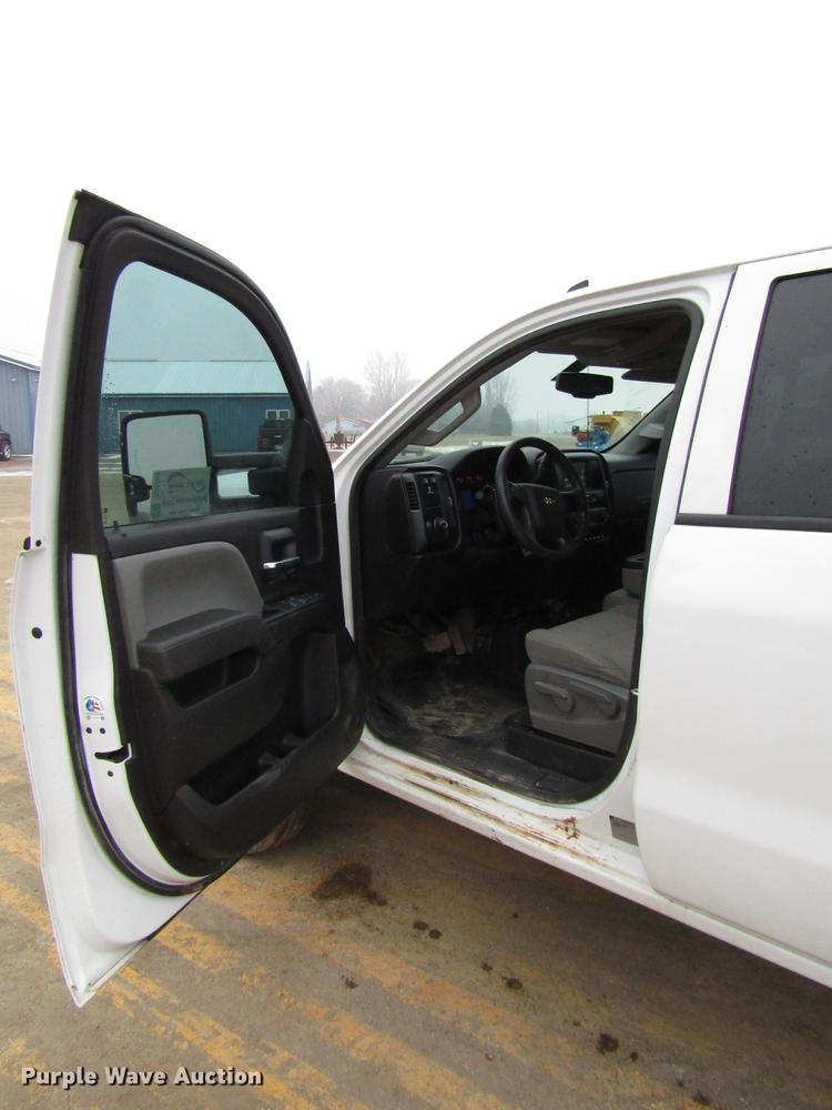 image for item DD0739 2017 Chevrolet Silverado 3500 Crew Cab flatbed pickup truck