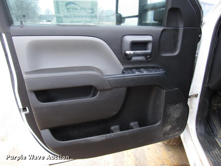 image for item DD0739 2017 Chevrolet Silverado 3500 Crew Cab flatbed pickup truck