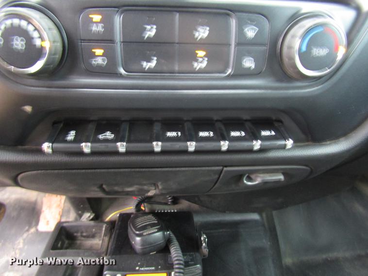 image for item DD0739 2017 Chevrolet Silverado 3500 Crew Cab flatbed pickup truck