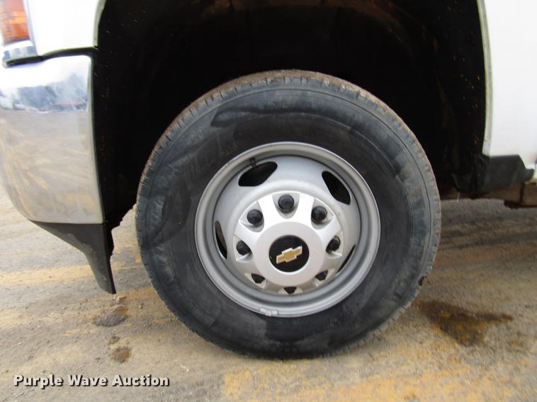 image for item DD0739 2017 Chevrolet Silverado 3500 Crew Cab flatbed pickup truck