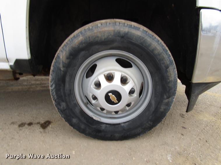 image for item DD0739 2017 Chevrolet Silverado 3500 Crew Cab flatbed pickup truck