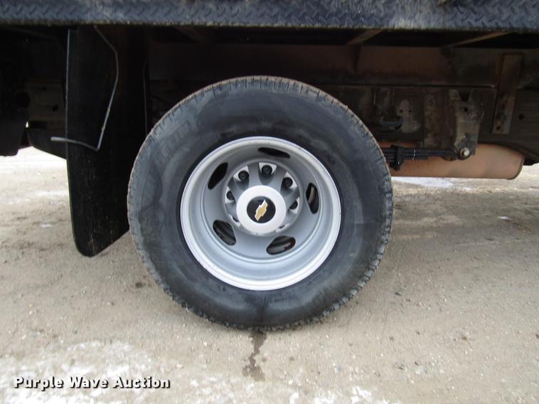 image for item DD0739 2017 Chevrolet Silverado 3500 Crew Cab flatbed pickup truck