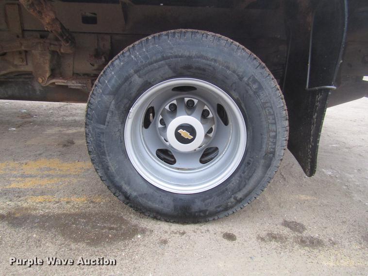 image for item DD0739 2017 Chevrolet Silverado 3500 Crew Cab flatbed pickup truck