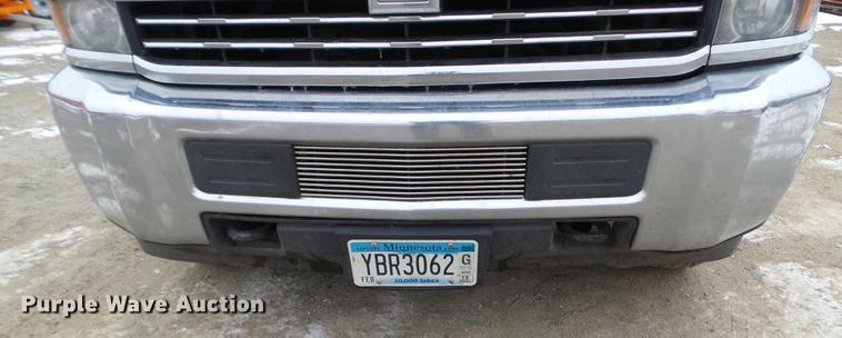 image for item DD0741 2015 Chevrolet Silverado 3500HD Crew Cab flatbed pickup truck