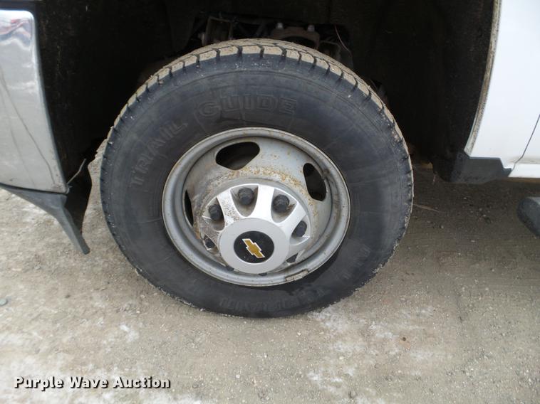 image for item DD0741 2015 Chevrolet Silverado 3500HD Crew Cab flatbed pickup truck