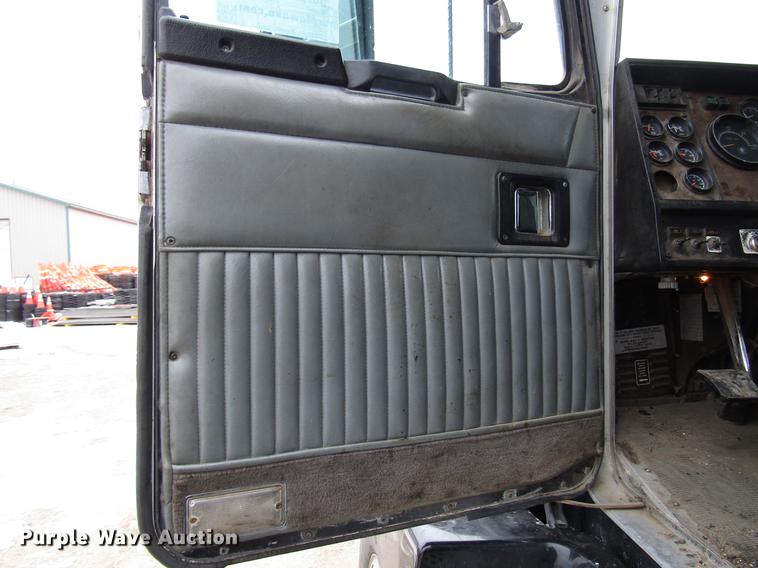 image for item DD0743 1995 Kenworth T600 dump truck