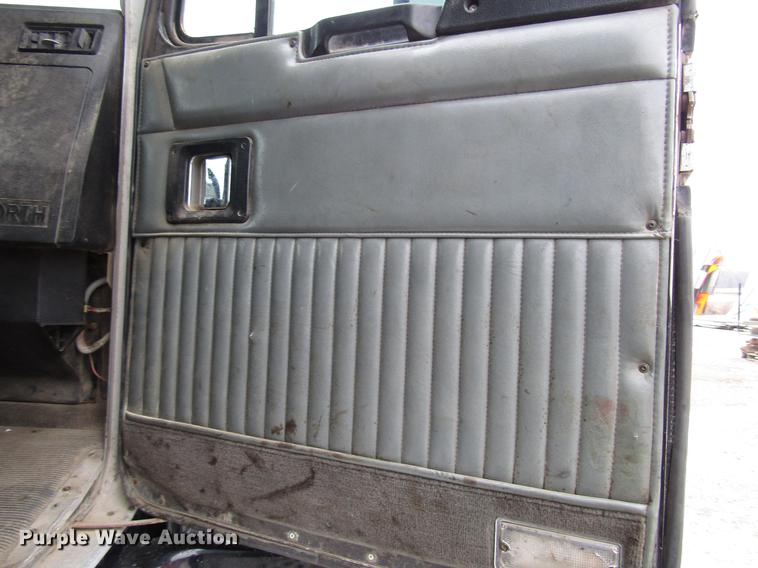 image for item DD0743 1995 Kenworth T600 dump truck