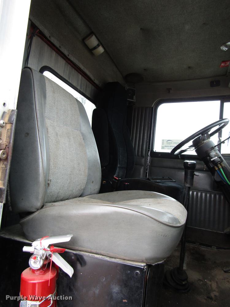 image for item DD0743 1995 Kenworth T600 dump truck