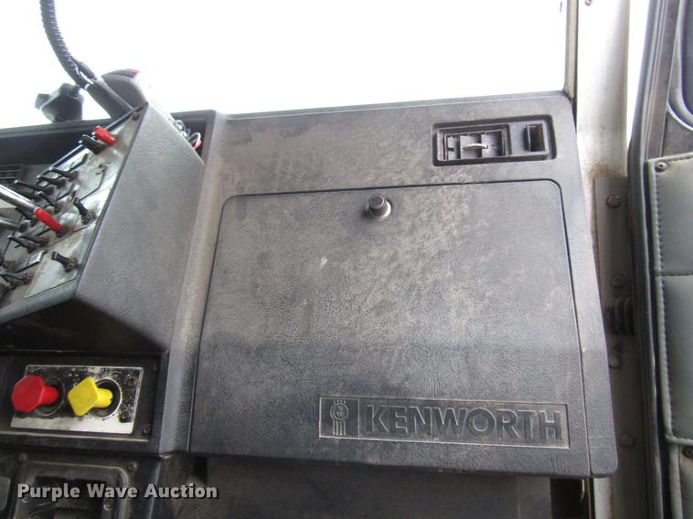 image for item DD0743 1995 Kenworth T600 dump truck