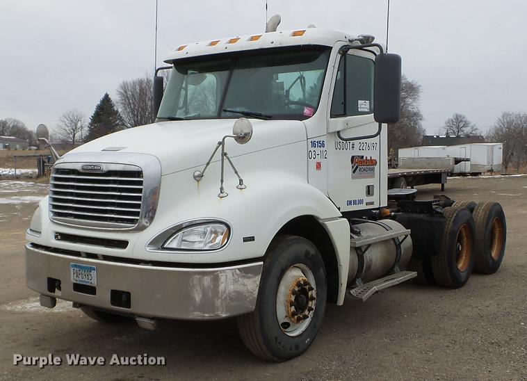 image for item DD0744 2007 Freightliner Columbia semi truck