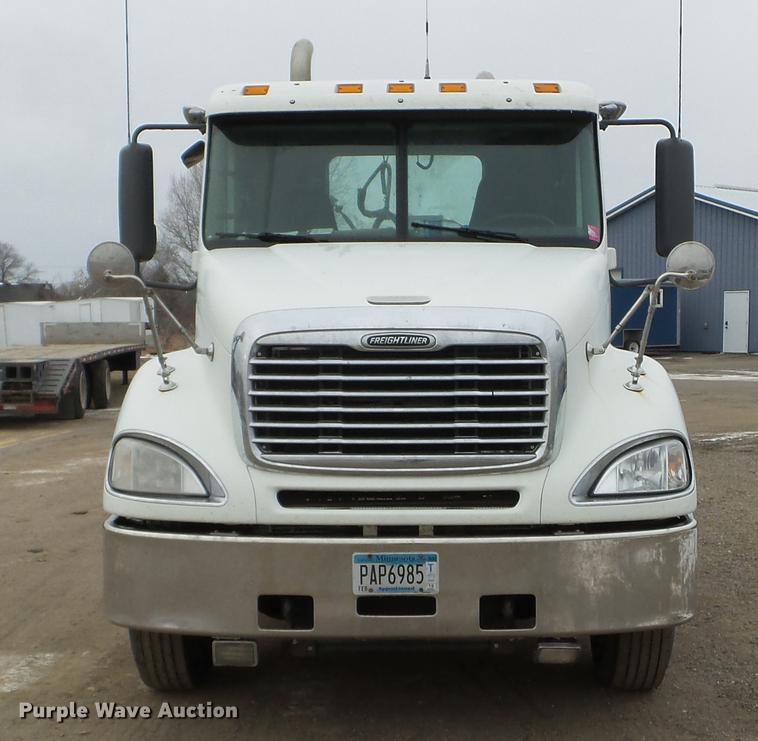 image for item DD0744 2007 Freightliner Columbia semi truck