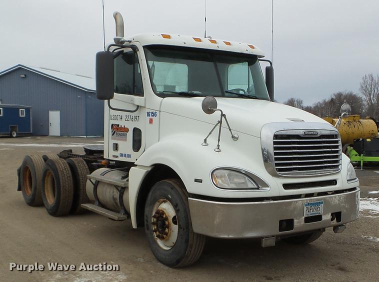 image for item DD0744 2007 Freightliner Columbia semi truck