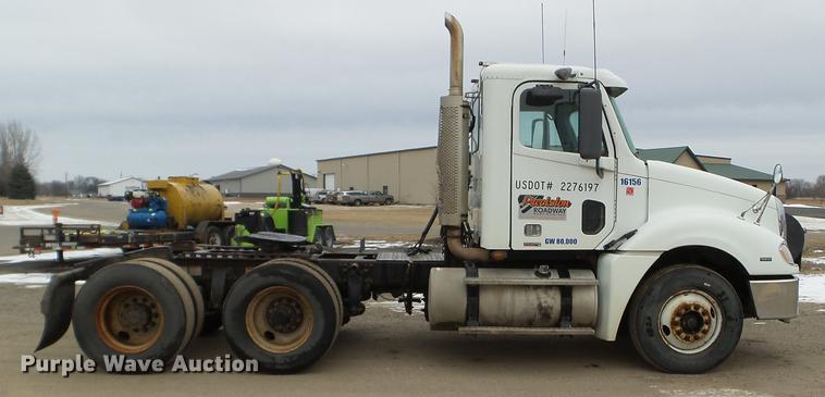 image for item DD0744 2007 Freightliner Columbia semi truck