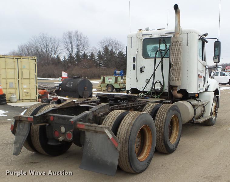image for item DD0744 2007 Freightliner Columbia semi truck