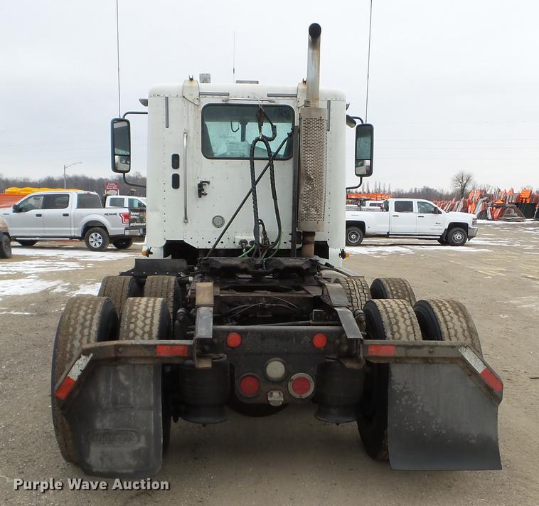 image for item DD0744 2007 Freightliner Columbia semi truck