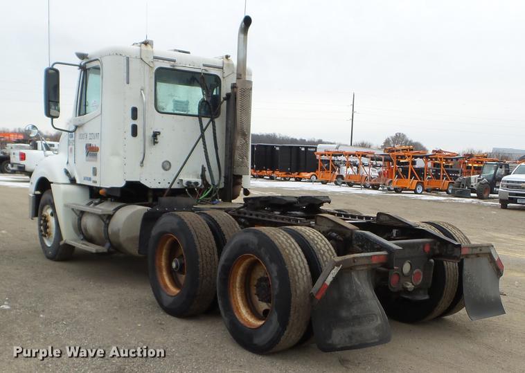 image for item DD0744 2007 Freightliner Columbia semi truck