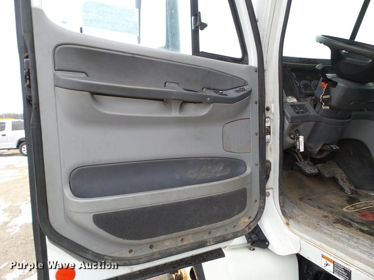 image for item DD0744 2007 Freightliner Columbia semi truck