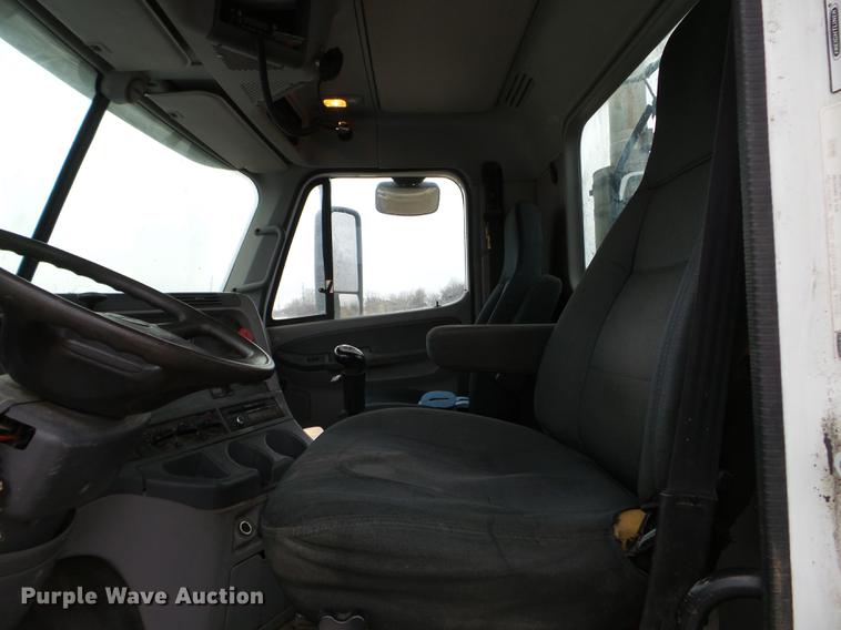 image for item DD0744 2007 Freightliner Columbia semi truck