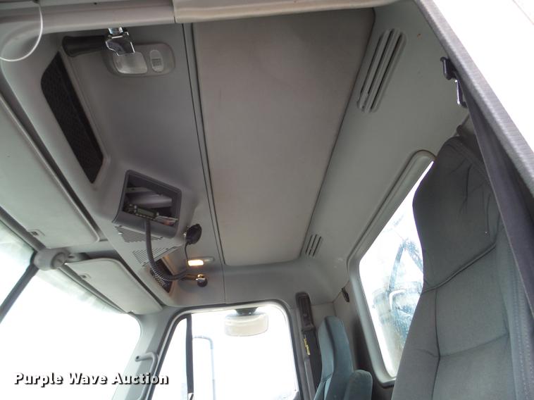 image for item DD0744 2007 Freightliner Columbia semi truck