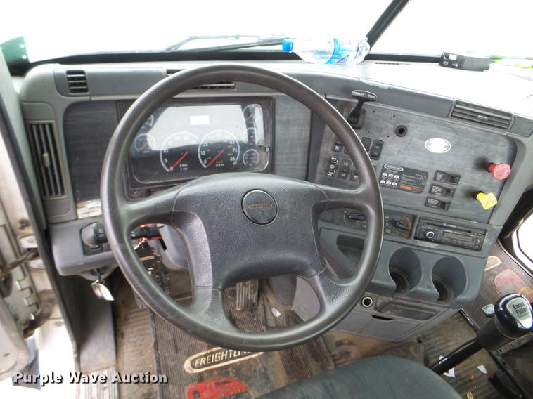 image for item DD0744 2007 Freightliner Columbia semi truck
