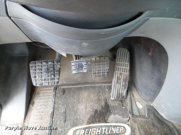 image for item DD0744 2007 Freightliner Columbia semi truck