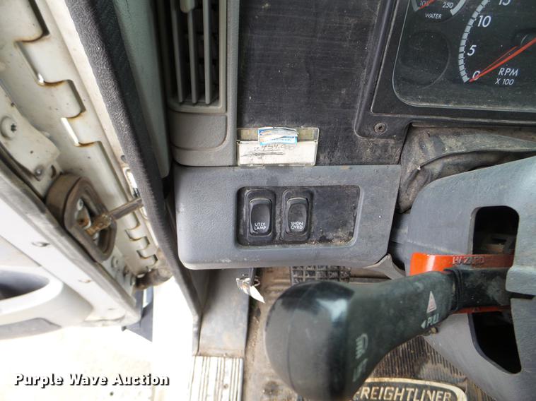 image for item DD0744 2007 Freightliner Columbia semi truck