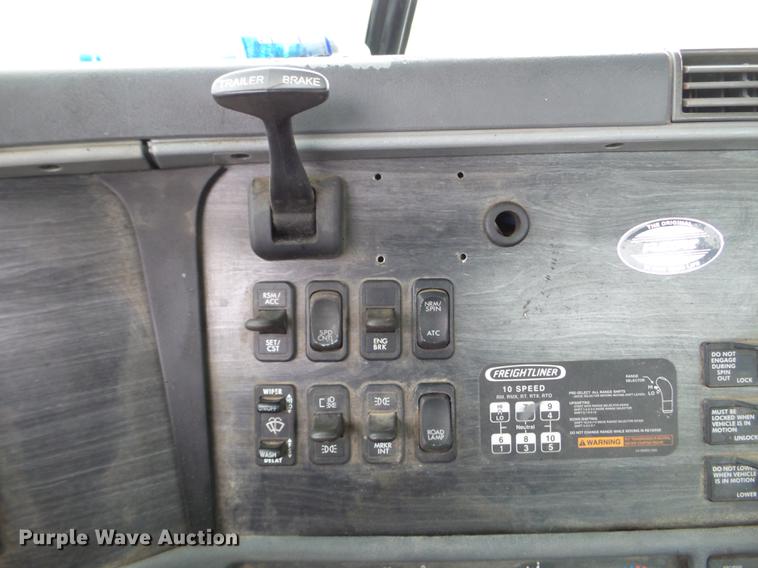 image for item DD0744 2007 Freightliner Columbia semi truck