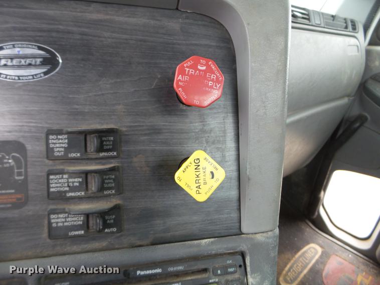 image for item DD0744 2007 Freightliner Columbia semi truck