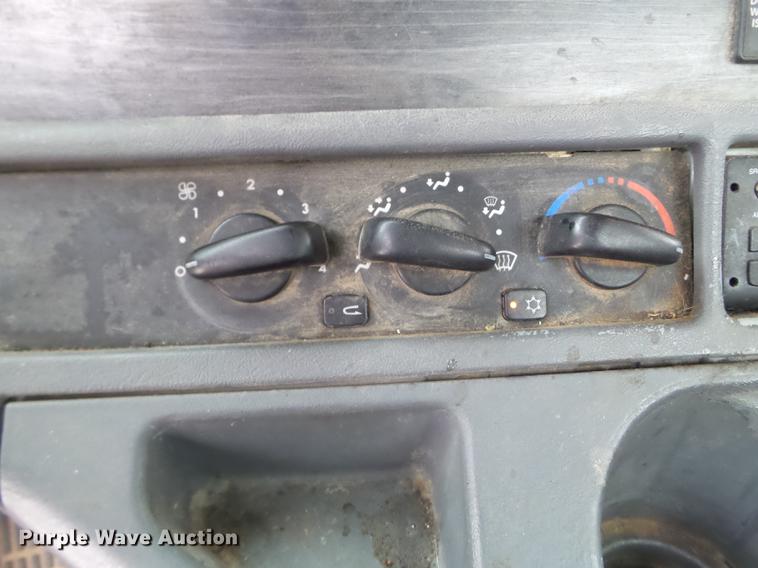 image for item DD0744 2007 Freightliner Columbia semi truck