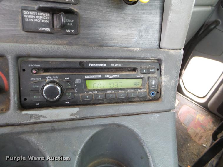 image for item DD0744 2007 Freightliner Columbia semi truck