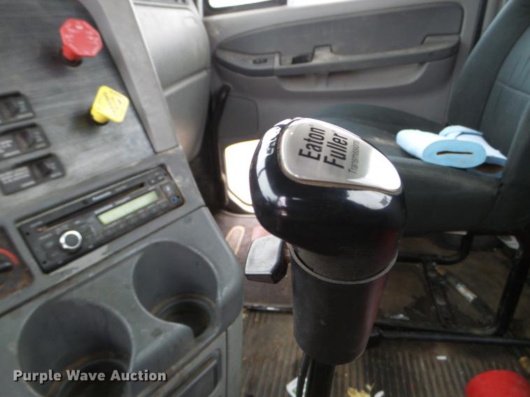 image for item DD0744 2007 Freightliner Columbia semi truck