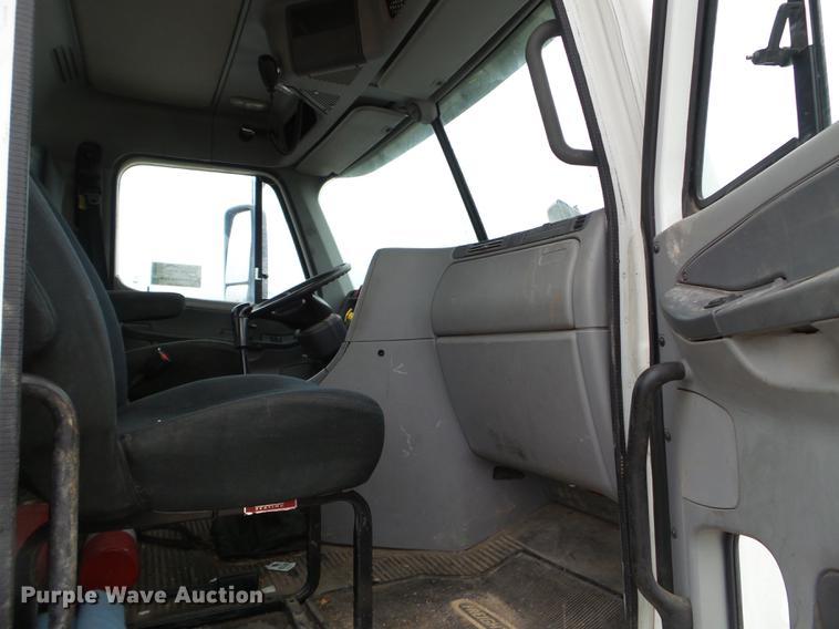 image for item DD0744 2007 Freightliner Columbia semi truck