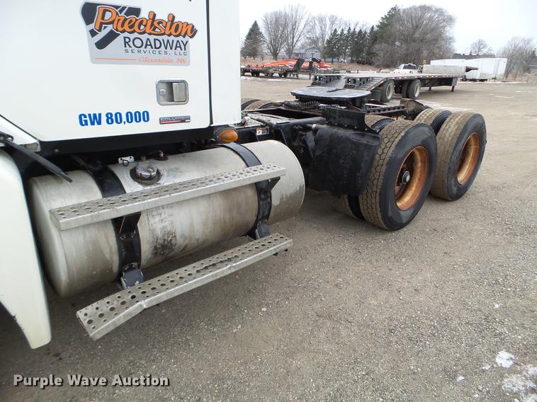 image for item DD0744 2007 Freightliner Columbia semi truck